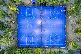 看台沙特球迷目睹主裁判给中国队点球，比划手抗议示意看VAR