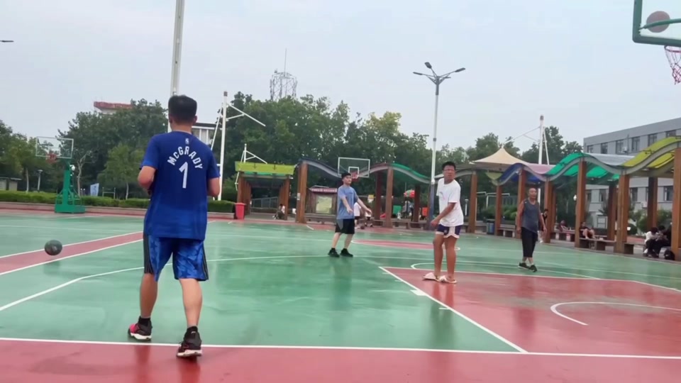 与此相对